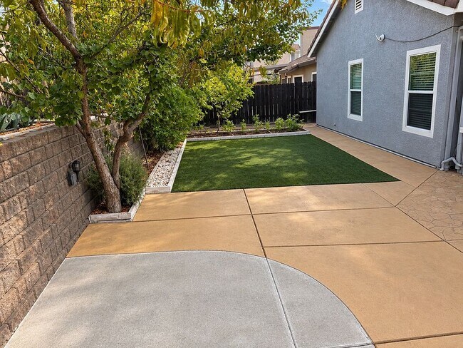 Building Photo - 6602 Escallonia Way