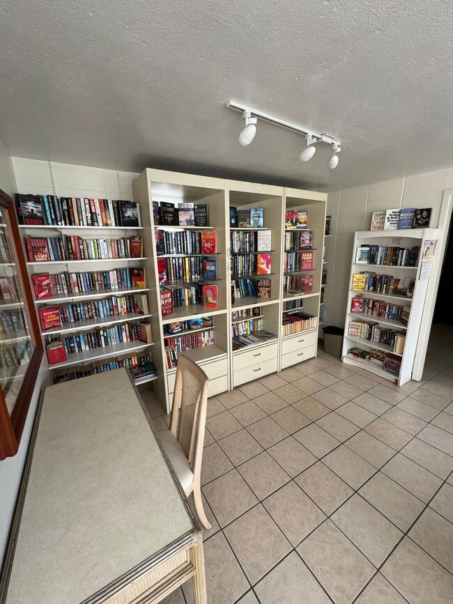 Building Photo - Fully-Furnished One Bedroom in Waikiki