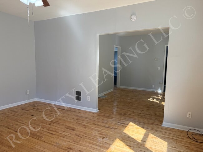 Building Photo - 40 Moulson St
