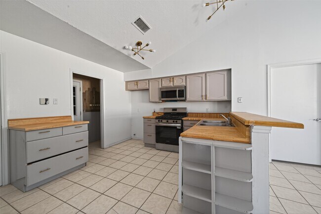 Building Photo - 22723 Timber Dust Cir