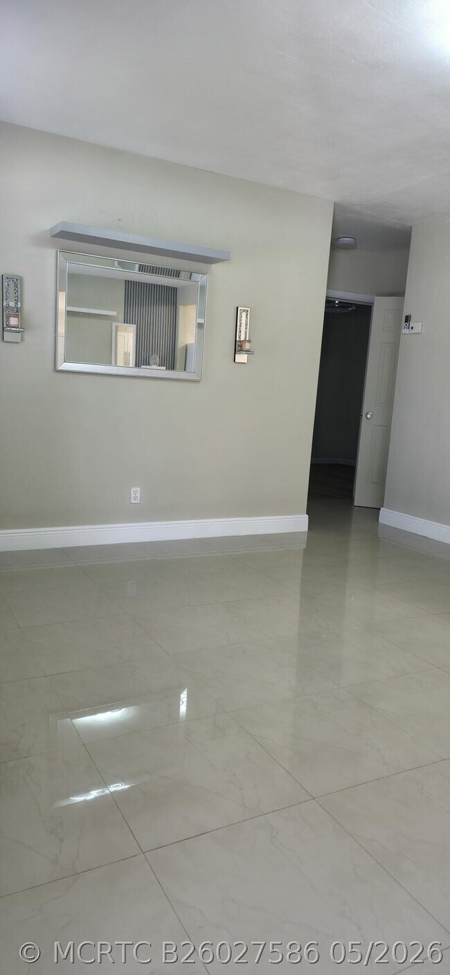 Building Photo - 1203 Chateau Park Dr