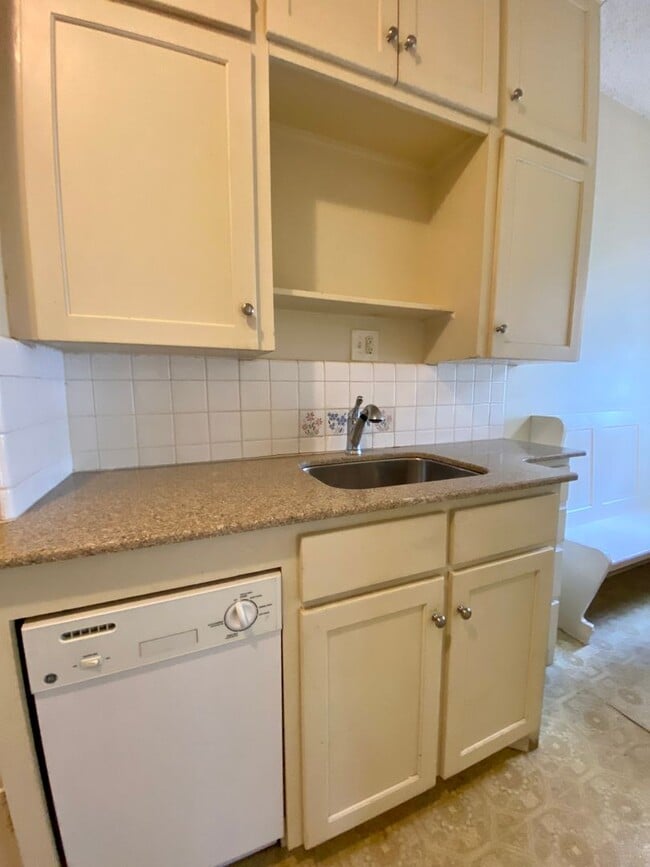 Building Photo - Vintage 1 Bedroom + Study Walking Distant to UT