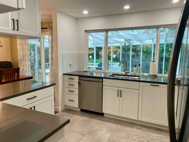 Building Photo - Lovely Kirkland House Ready for Someone to make it a HOME