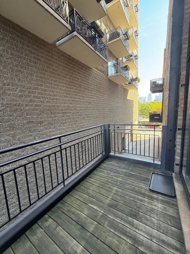 Building Photo - 222 S Racine Ave