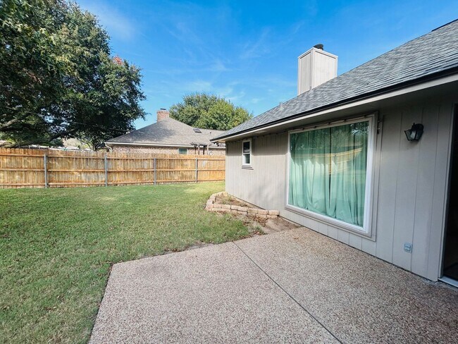 Building Photo - Spacious and Updated Hewitt Home