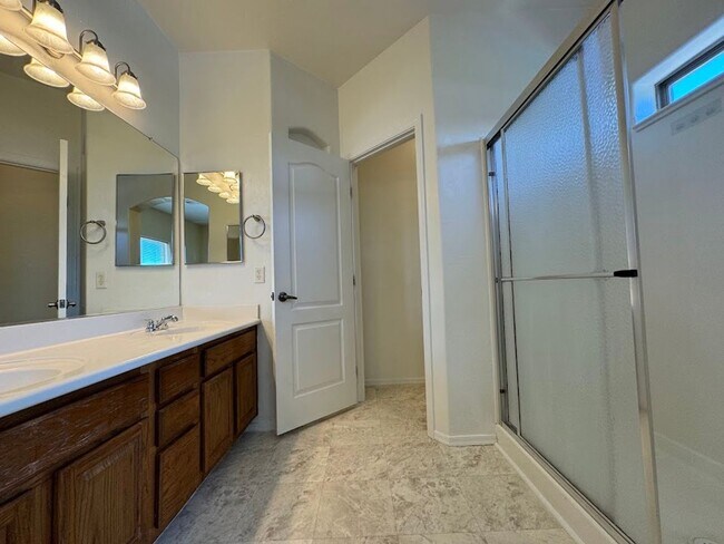 Building Photo - * $400 off move-in! Call today!!* Spacious 3 Bed Home with Office in Glendale - 2 Car Garage - Fr...