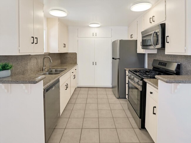 Building Photo - 218 25th Pl