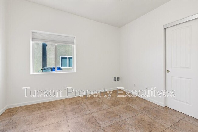 Building Photo - 227 E Waverly St