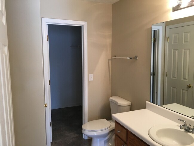 Building Photo - 404 Commons Dr