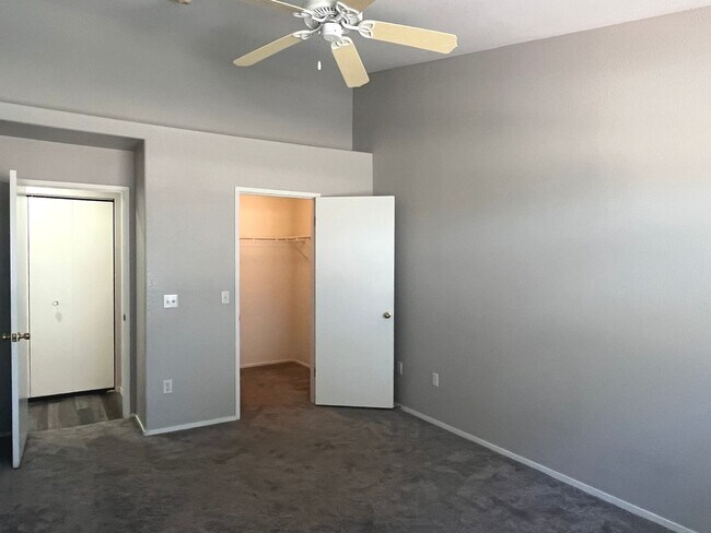 Building Photo - 2 bed, 2 bath condo located in gated community w/lush landscaping, 2 pools, spas, BBQ areas & clu...