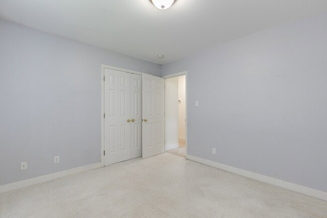 Building Photo - 1913 Castle Glen Dr