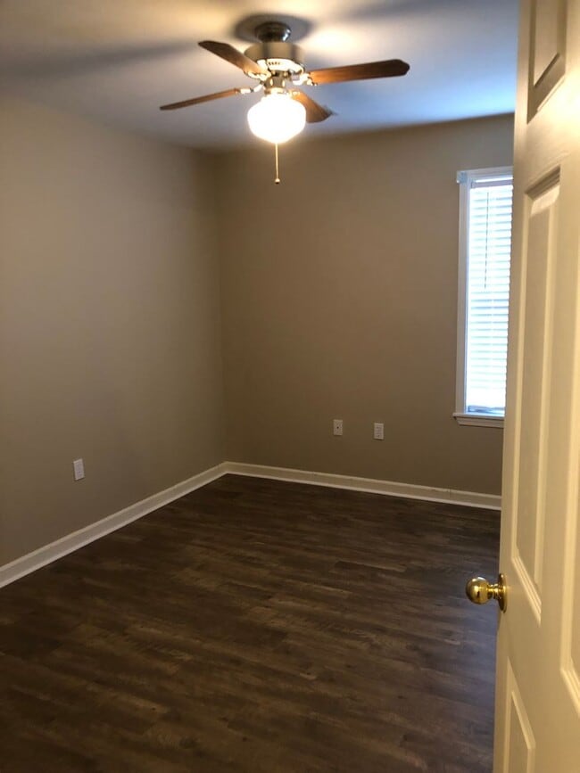 Building Photo - Charming 3-Bedroom Home in Northfield — Ready to Rent!