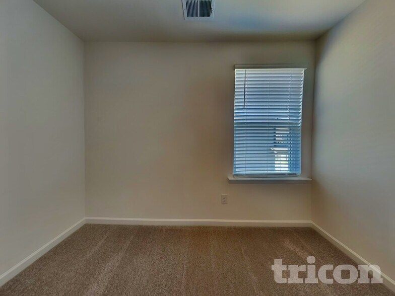 Building Photo - 2464 Lennox Rd SE