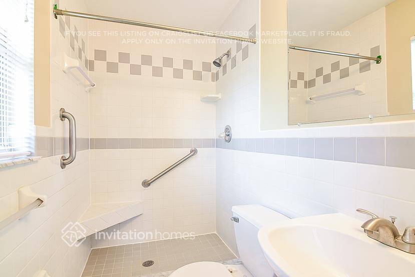 Building Photo - 813 E River Dr