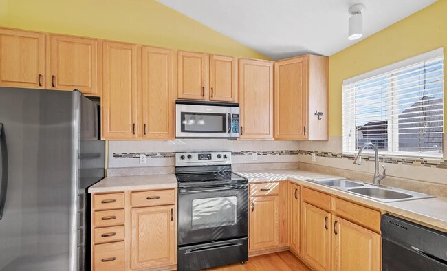 Building Photo - 3 Bedroom With Great Layout!!