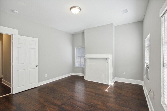 Building Photo - Large 3BR/2.5BA Two Story House Near Downt...