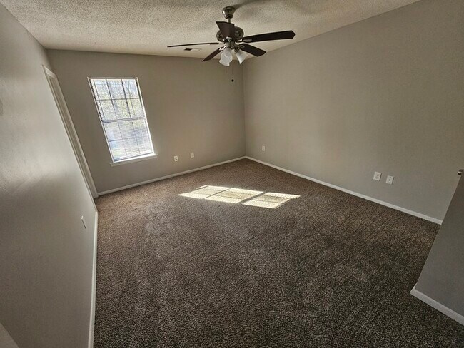 Building Photo - 10811 Chateau Dr