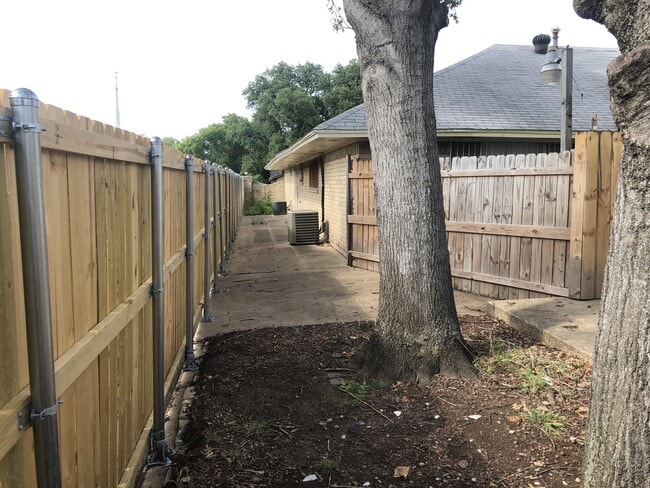 Building Photo - 3112 Lourdes St