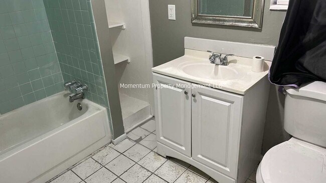 Building Photo - Beautiful & Cozy 4 bedrooms 2 bathrooms property in Sarasota! Apply for FREE This Holiday Season!