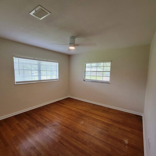 Building Photo - 3 bed, 2 bath 2 car carport