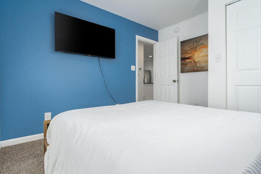 Building Photo - 2549 Columbia Ave