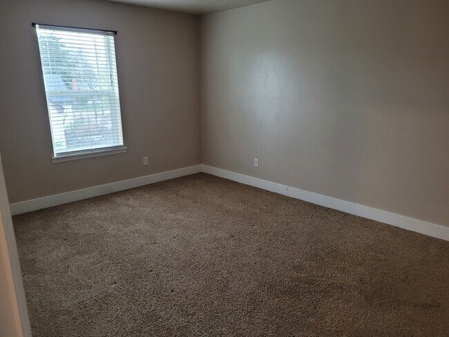 Building Photo - 3 bed Condo in Central Meridian!