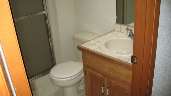 Building Photo - 824 SE Jensen St