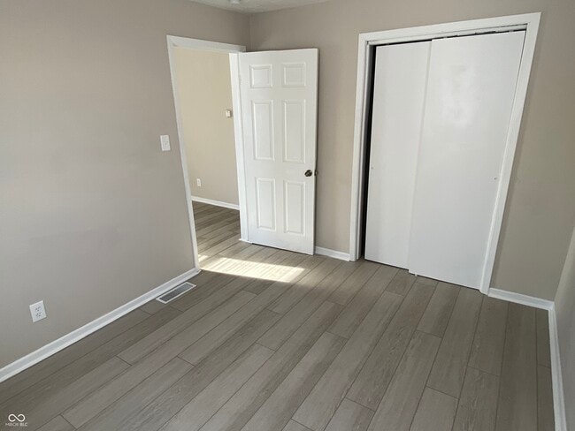 Building Photo - 706 W 23rd St