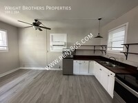 Building Photo - One Bedroom Fort Sanders Apartment right o...