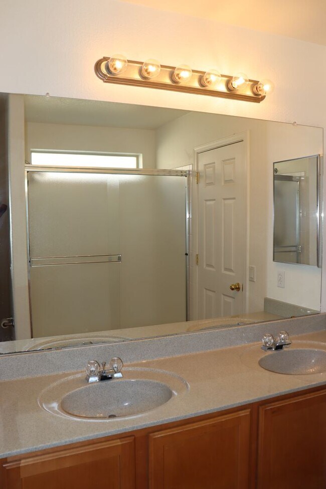 Building Photo - East Side 3 Bed 2 Bath Energy Efficient Pulte Home