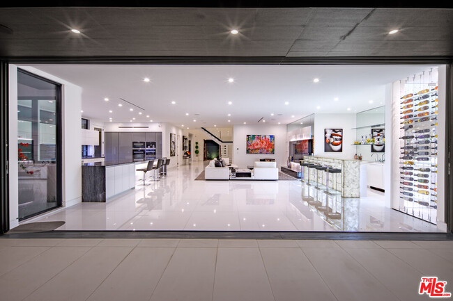 Building Photo - 511 N Rexford Dr