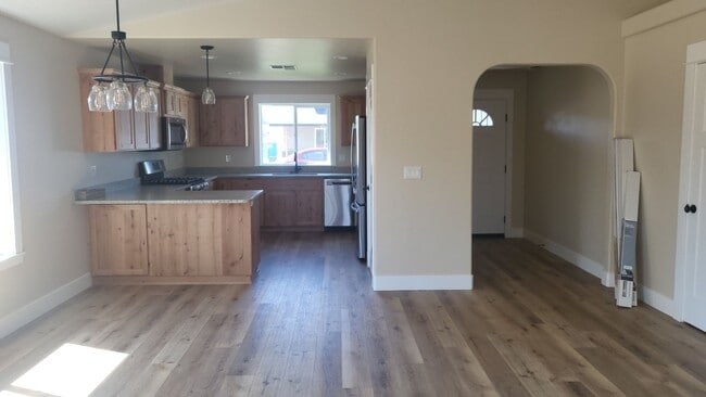 Building Photo - 3 bed 2 bath Single Family Home for Rent in Grants Pass