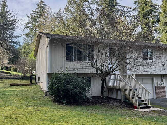 Building Photo - Silverdale - Chico Way neighborhood 3 bedroom duplex now available