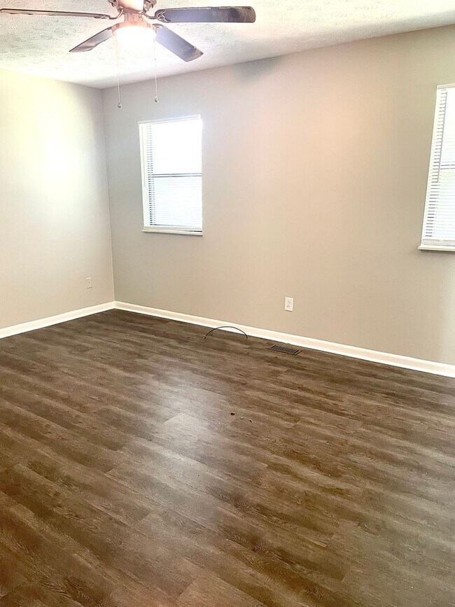 Building Photo - Gorgeous 3 bedroom 2.5 bath home in Farrag...