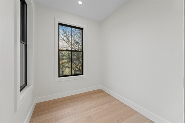 Building Photo - 224 W 9th St