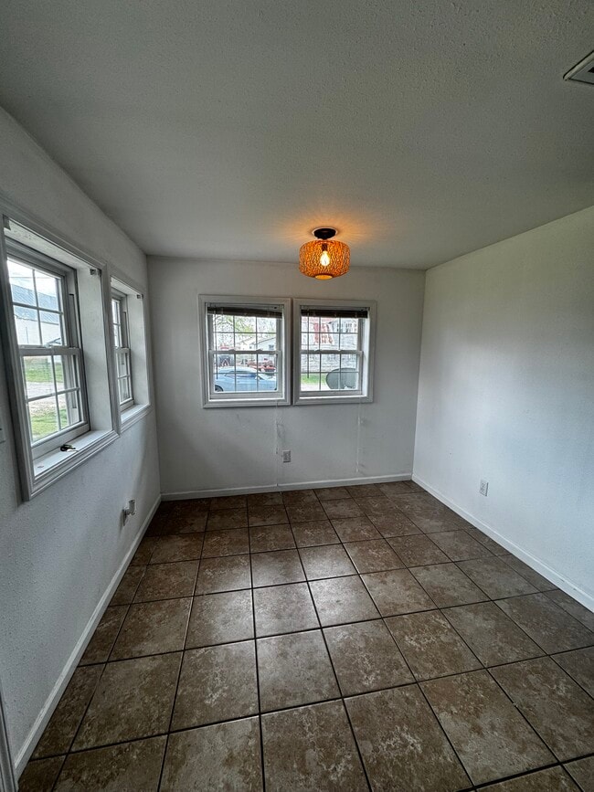Building Photo - 217 Elm St