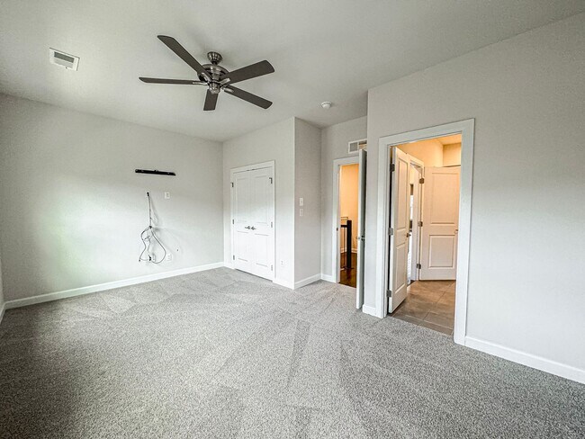 Building Photo - Stunning 3 Bed 3.5 Bath Townhome With Atta...