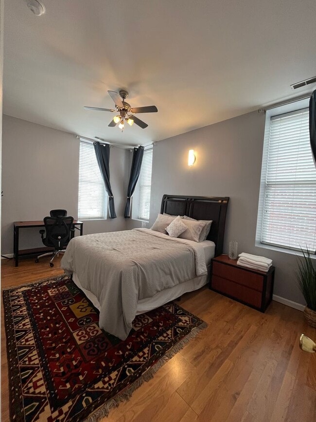 Building Photo - 2 bedrooms center of Downtown!