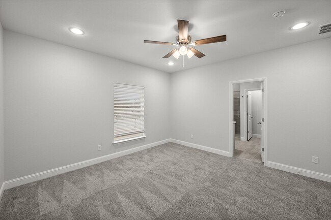 Building Photo - Luxury Arlington Townhome - Gated Community