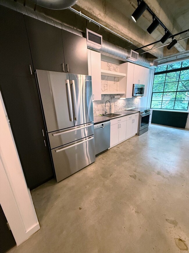 Building Photo - 1065 United Ave SE