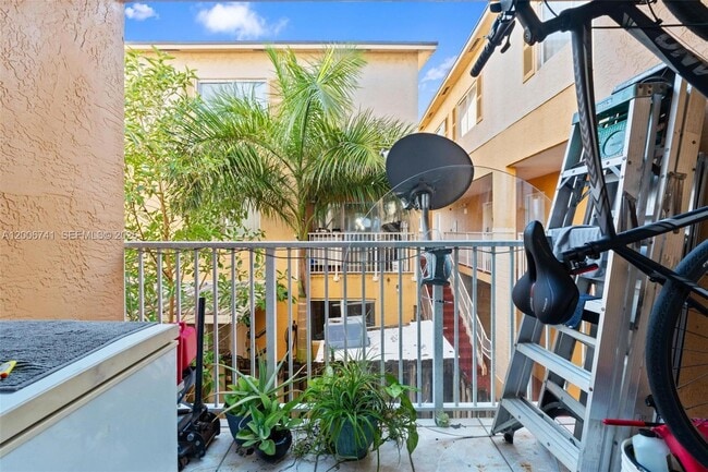 Building Photo - 6235 SW Kendale Lakes Cir