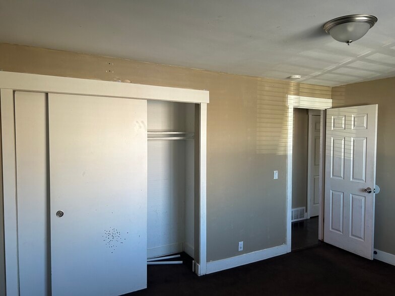 Building Photo - 5156 W Highwood Dr