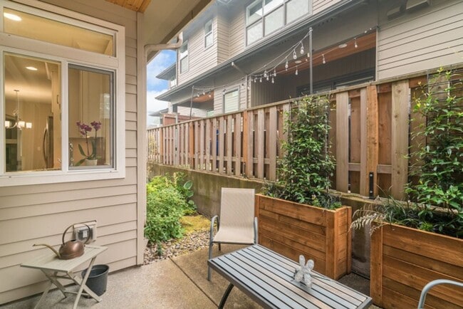Building Photo - Luxury Townhome in the Heart of Lake Osweg...