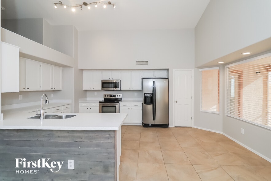 Building Photo - 12557 W Holly St