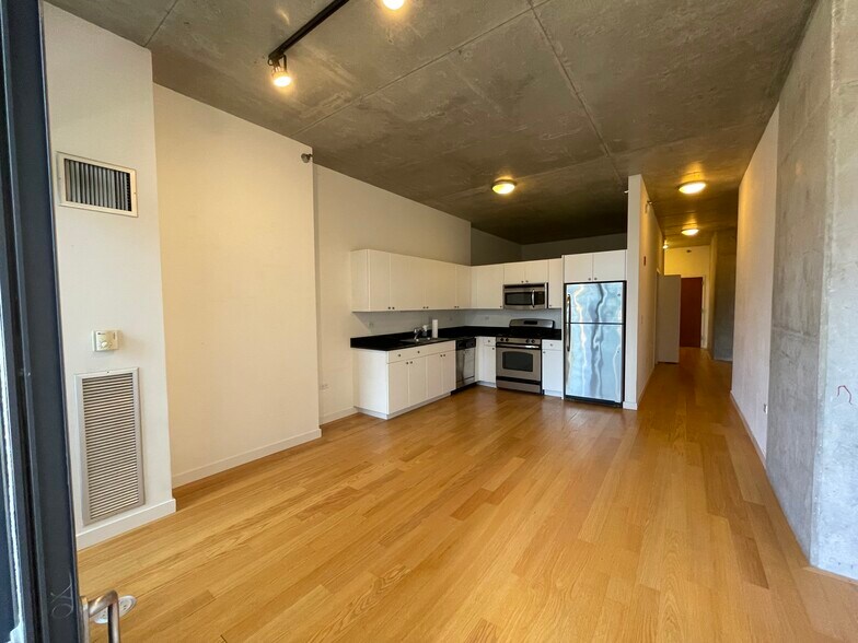 Building Photo - 235 W Van Buren St