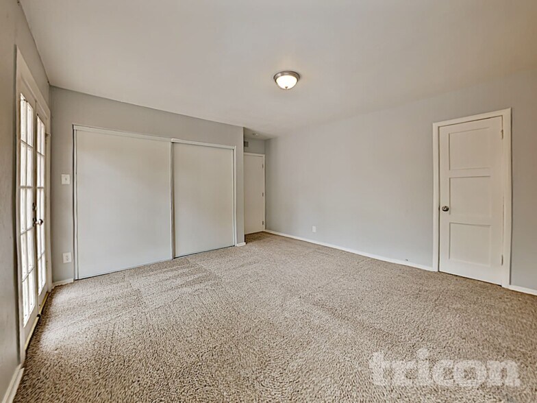 Building Photo - 5307 Esmeralda St