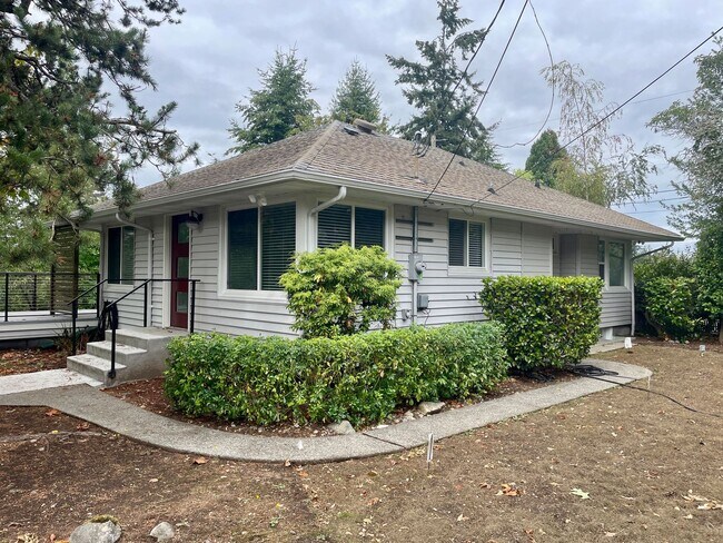 Building Photo - 7605 Sunset Cir W
