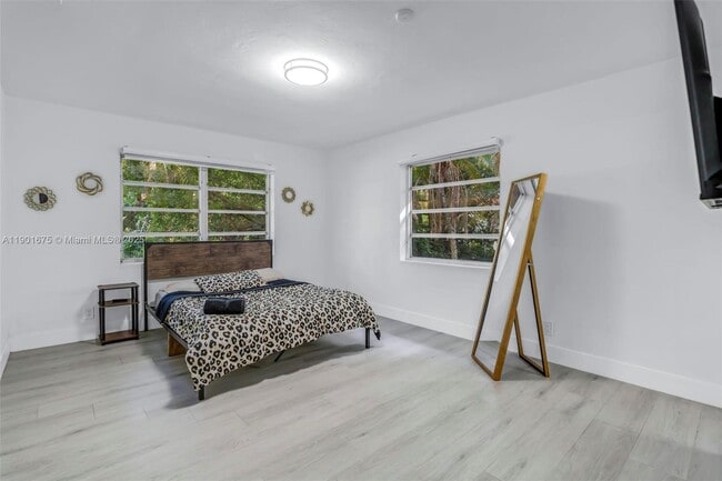 Building Photo - 230 NE 2nd Pl