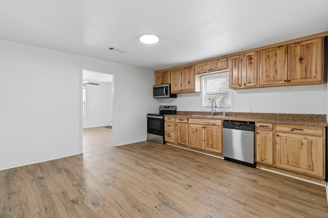 Building Photo - 920 W Ford St