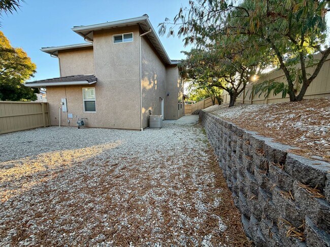 Building Photo - Beautiful 3 Bedroom 2.5 Bathroom Single Fa...